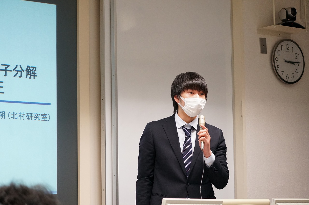 溝渕悠朔君の発表中の写真