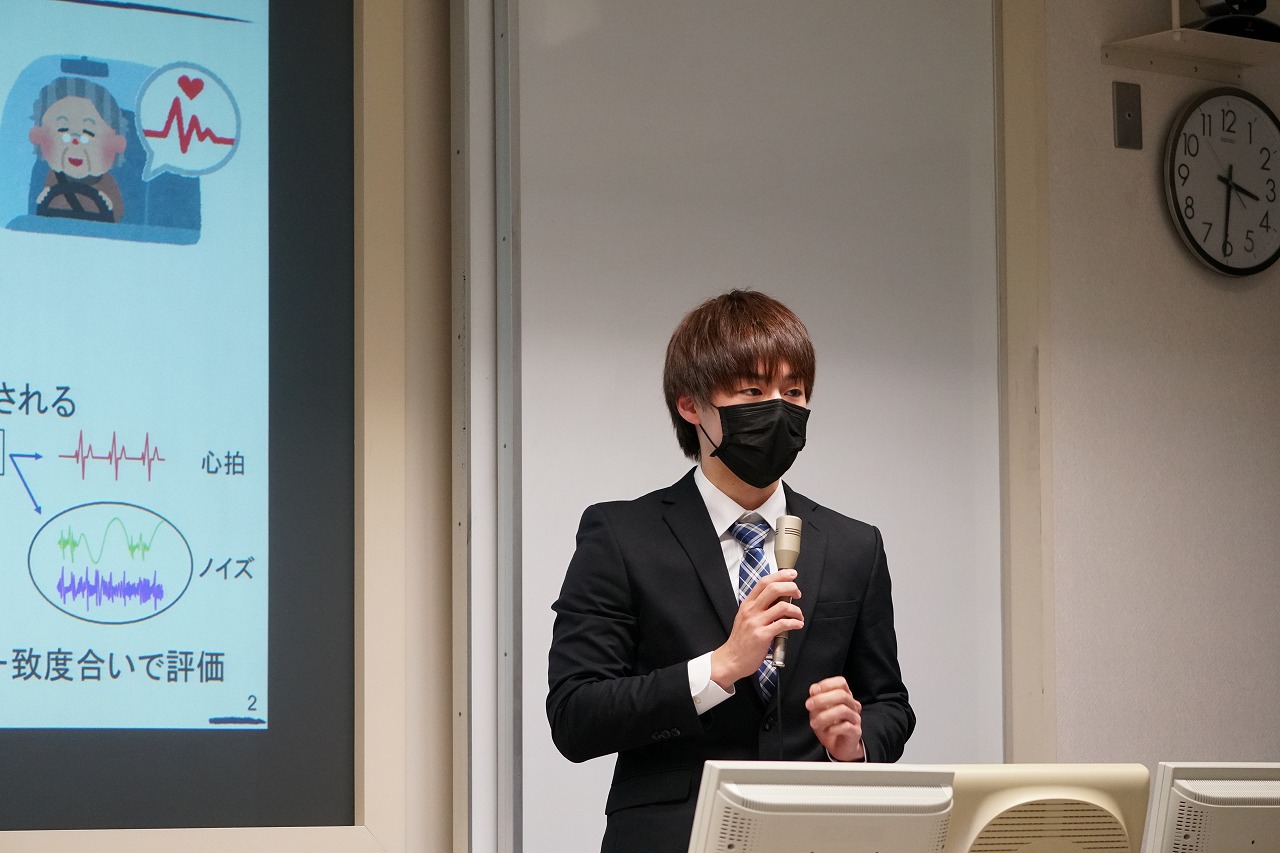 村田佳斗君の発表中の写真
