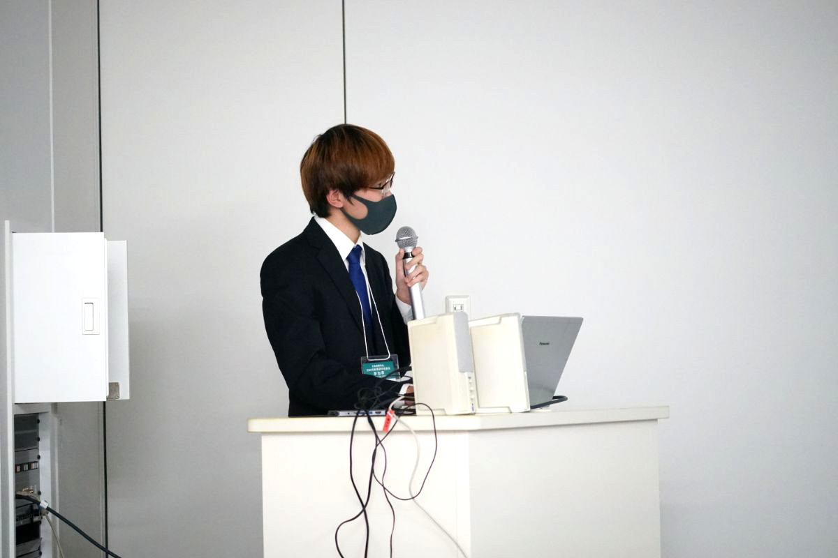 川口翔也君の発表中の写真1