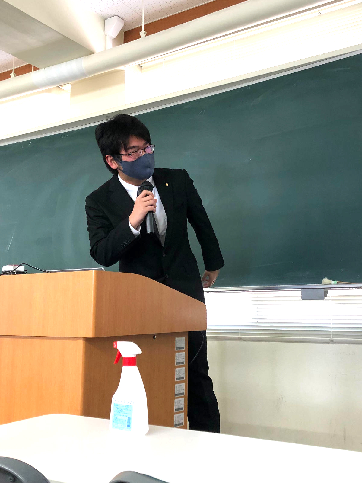 綾野翔馬君の発表中の写真