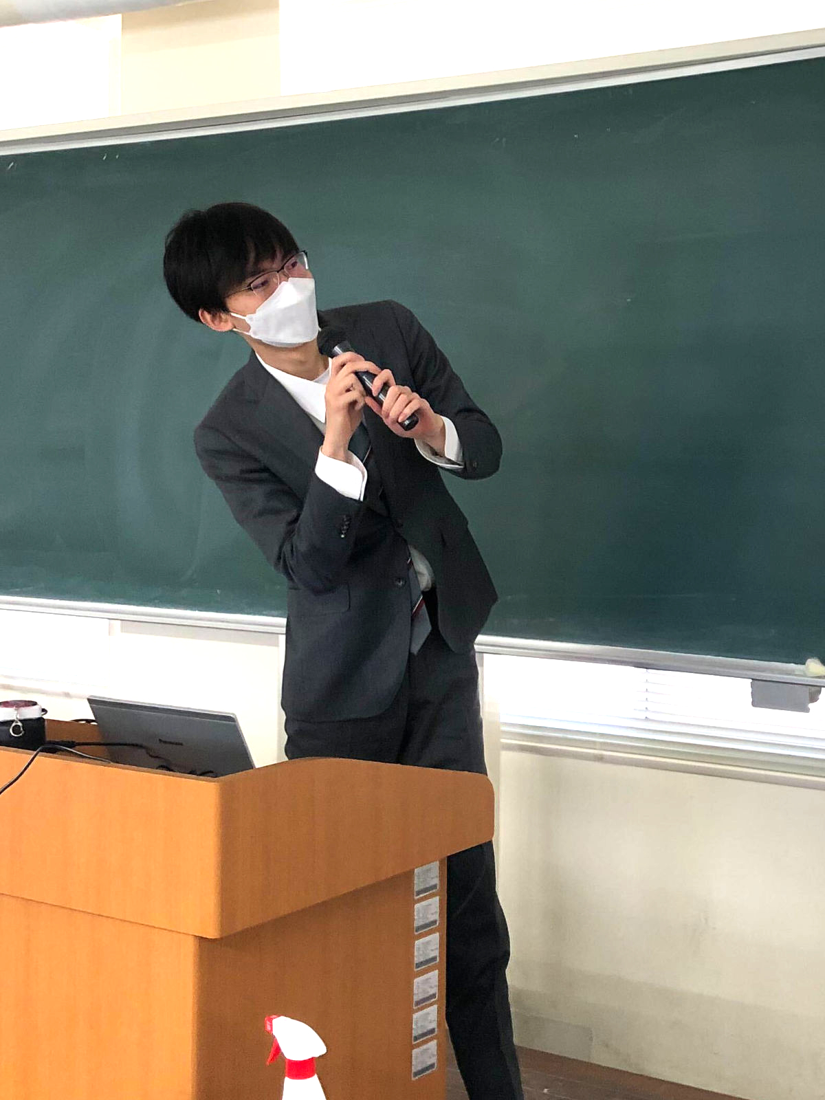 唐渡昂希君の発表中の写真