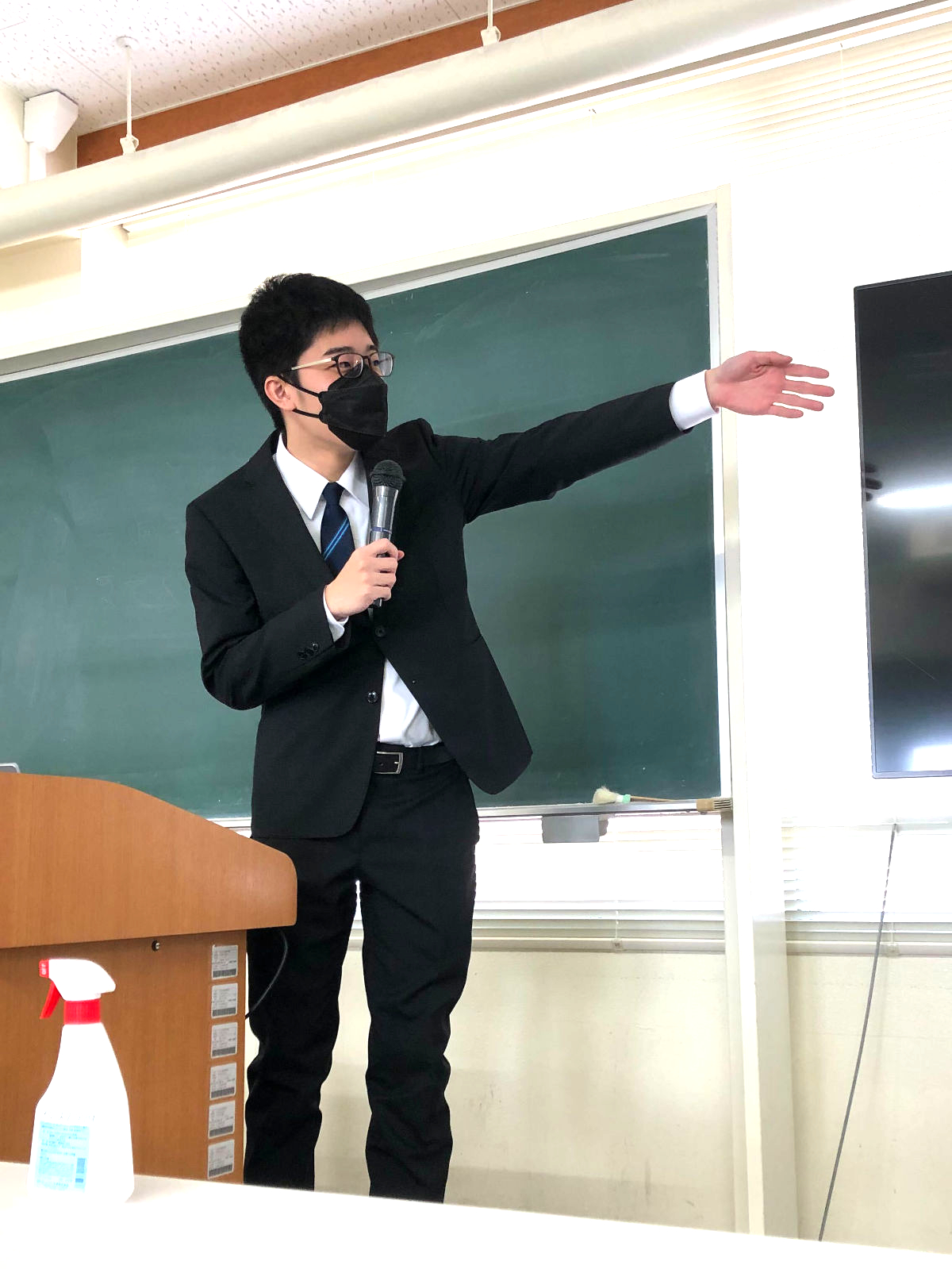 岸本麗央君の発表中の写真