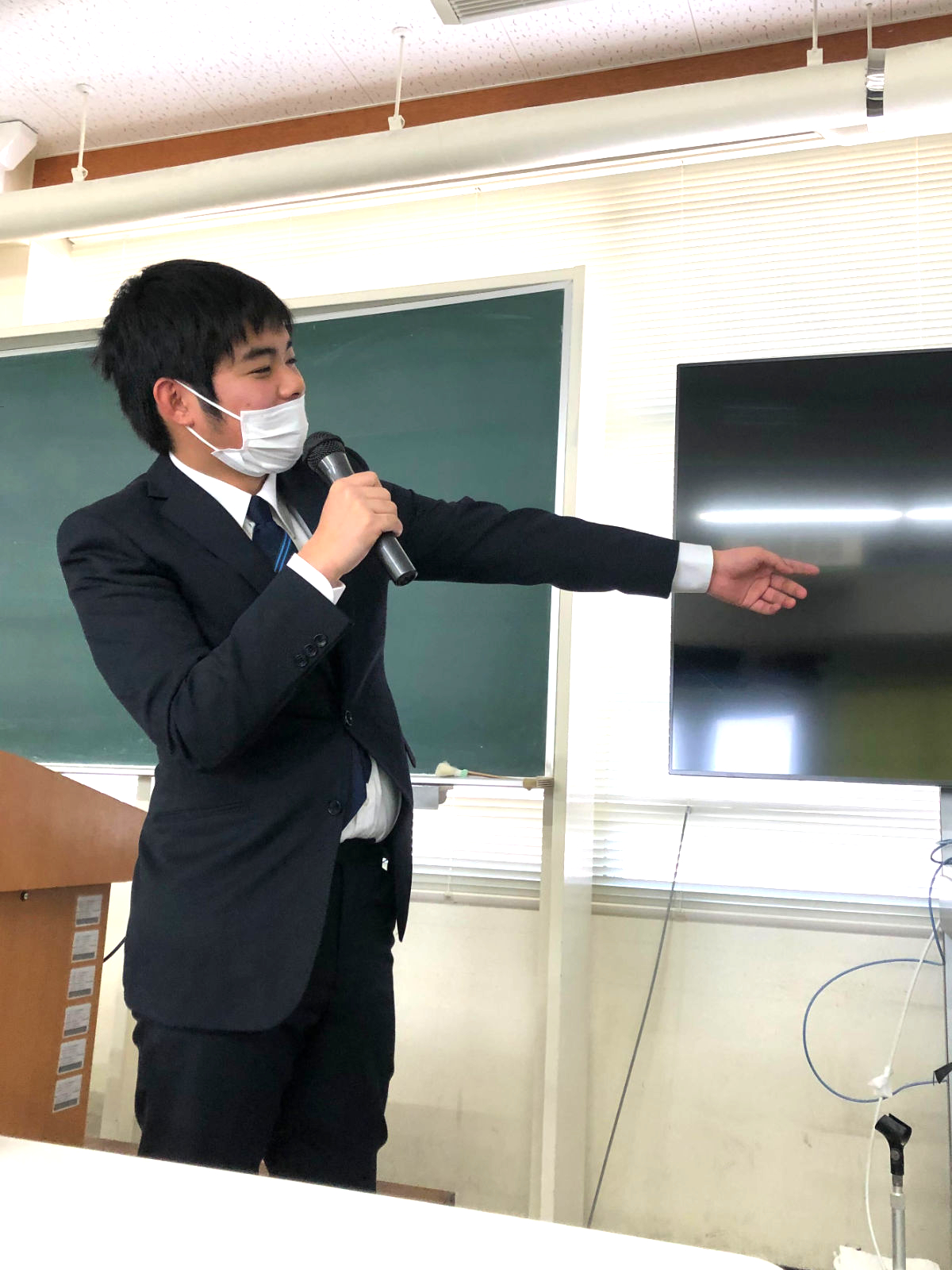 島田優斗君の発表中の写真