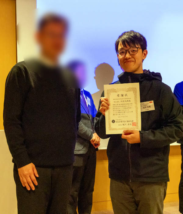 感謝状を受け取っている写真