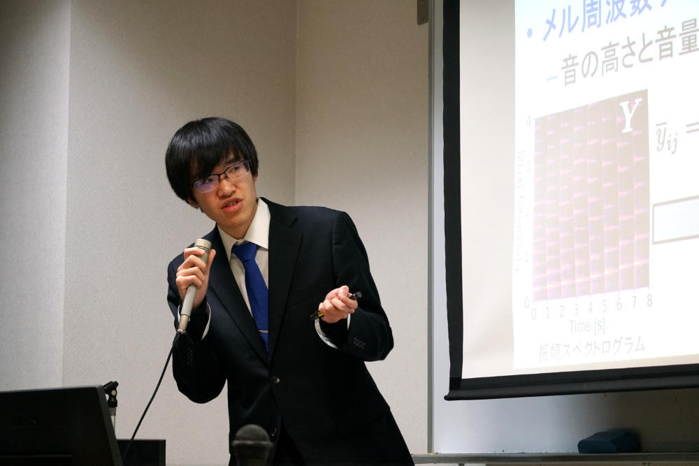 川口翔也君の発表中の写真