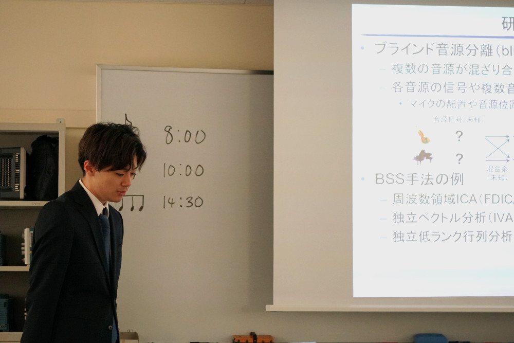 鈴木慶君の発表中の写真