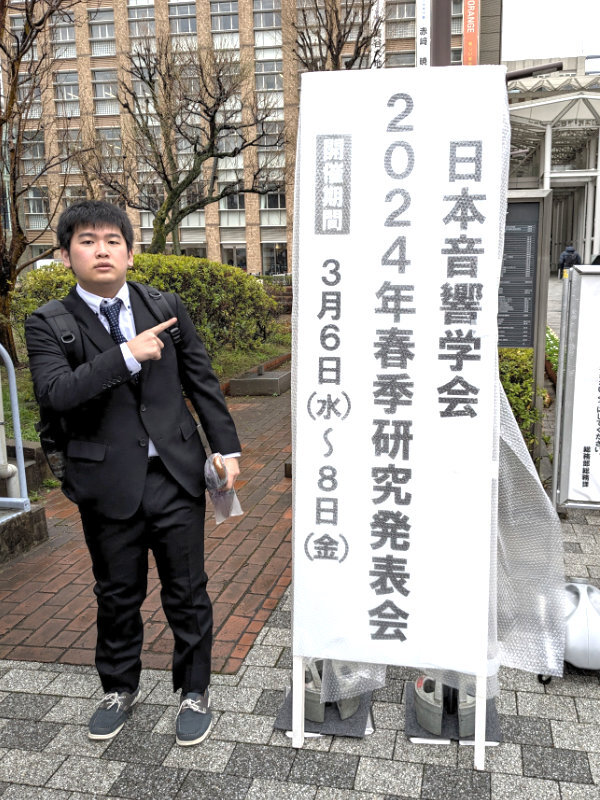 会場の拓殖大学の入り口での写真