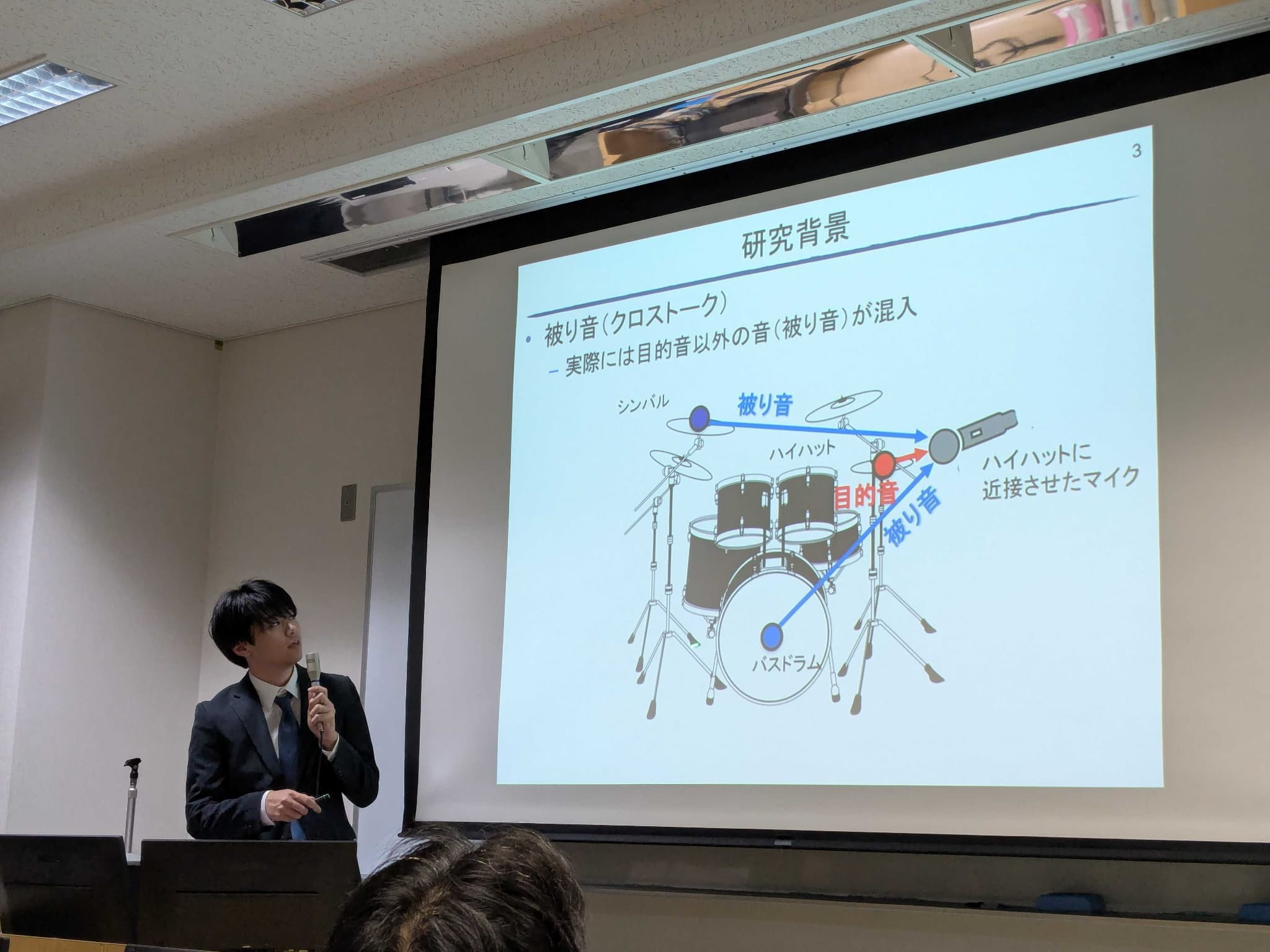 鈴木慶君の発表中の写真