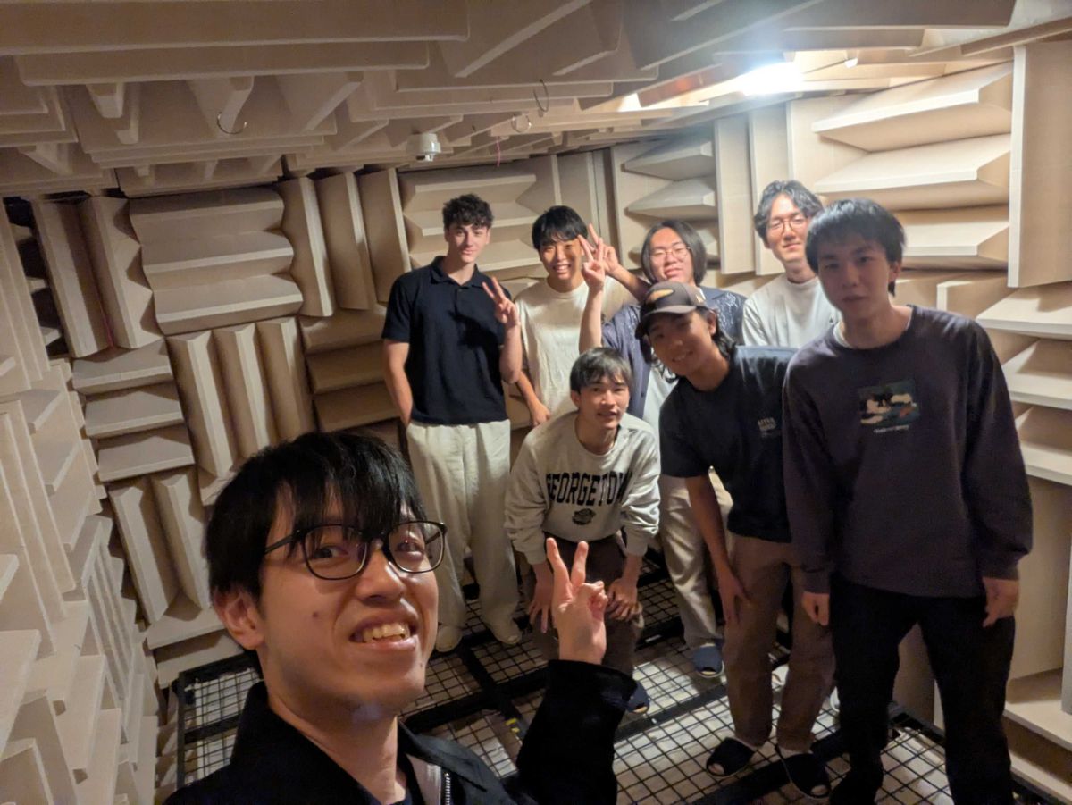 無響室での記念撮影