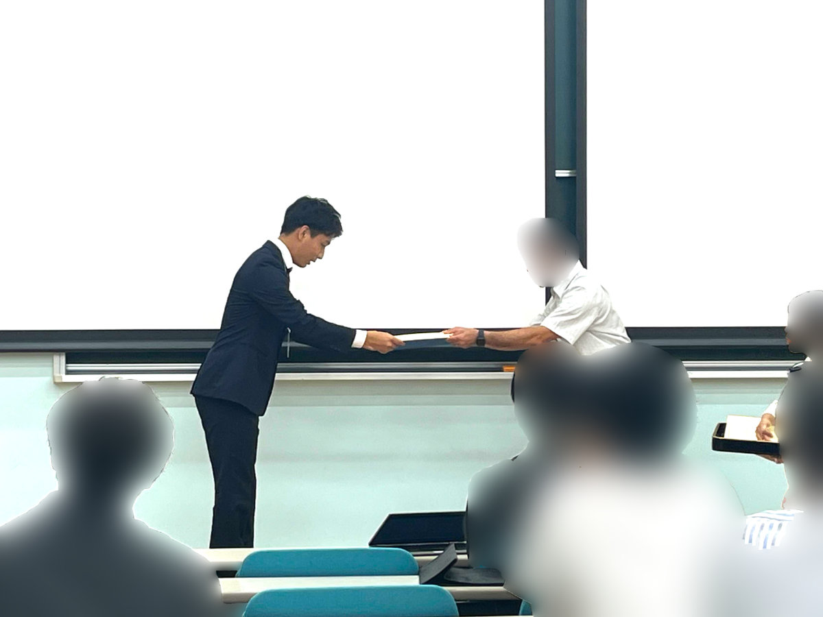 綾野君の受賞中の写真