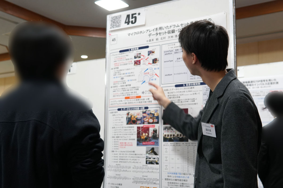 ポスター発表中の森末結君の写真